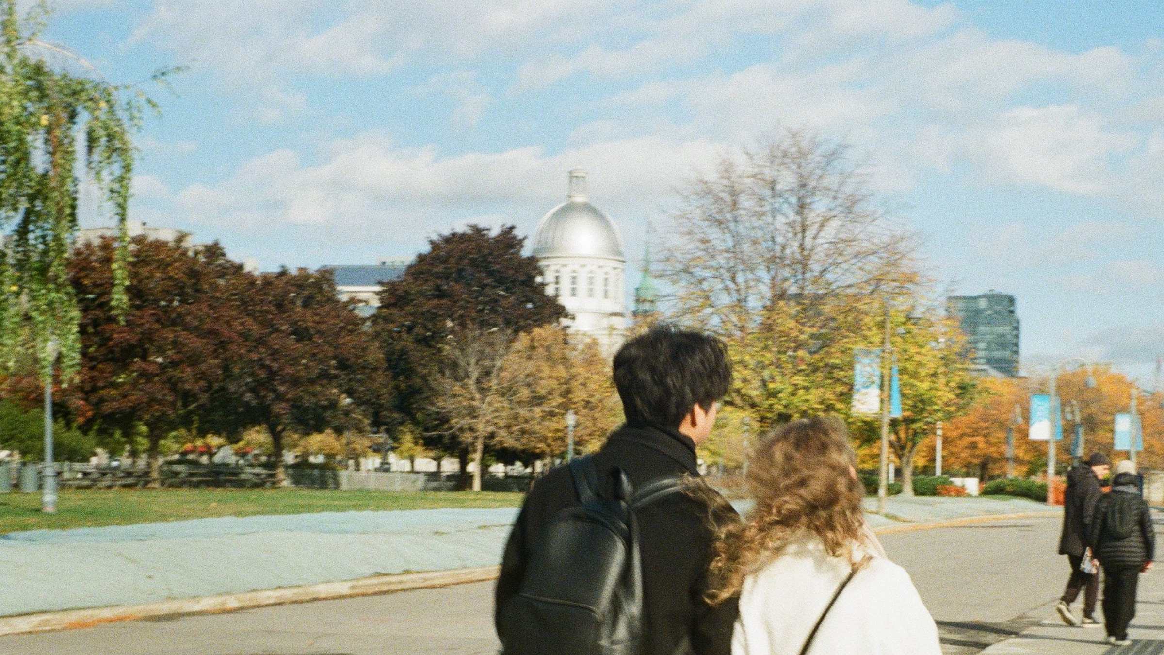 La promenade du Vieux-Port de Montréal en automne, un couple de dos; image d'ambiance