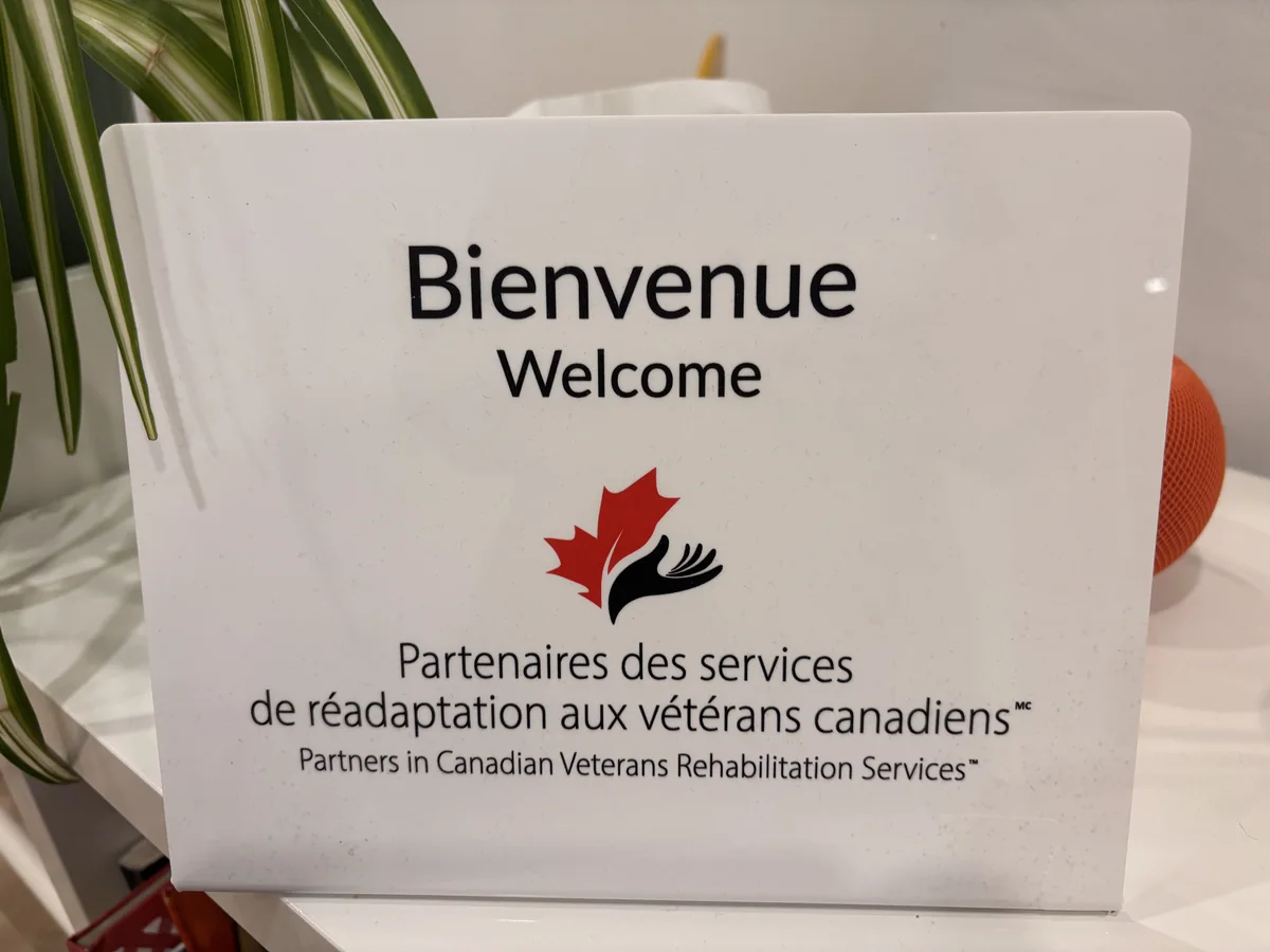 La plaque d'accueil de la clinique : Bienvenue, Welcome, Partenaires des services de réadaptation aux vétérans canadiens