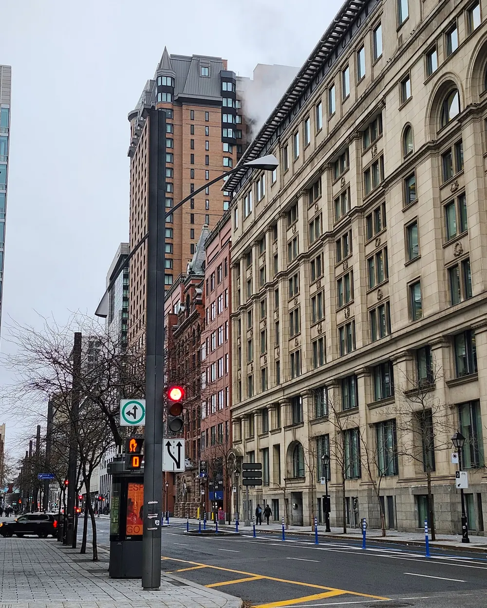 Une rue de Montréal bordée d'immeubles de pierre, avec un feu de circulation; image d'ambiance